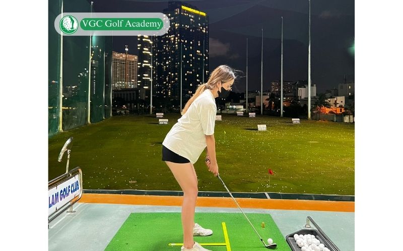 Học viên nữ luyện tập tại khóa học golf cơ bản