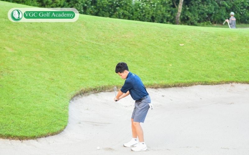 Học viên nhí đánh golf tại buổi đào tạo golf căn bản