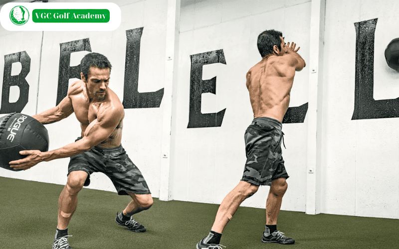Luyện tập với bóng tạ tập thể lực