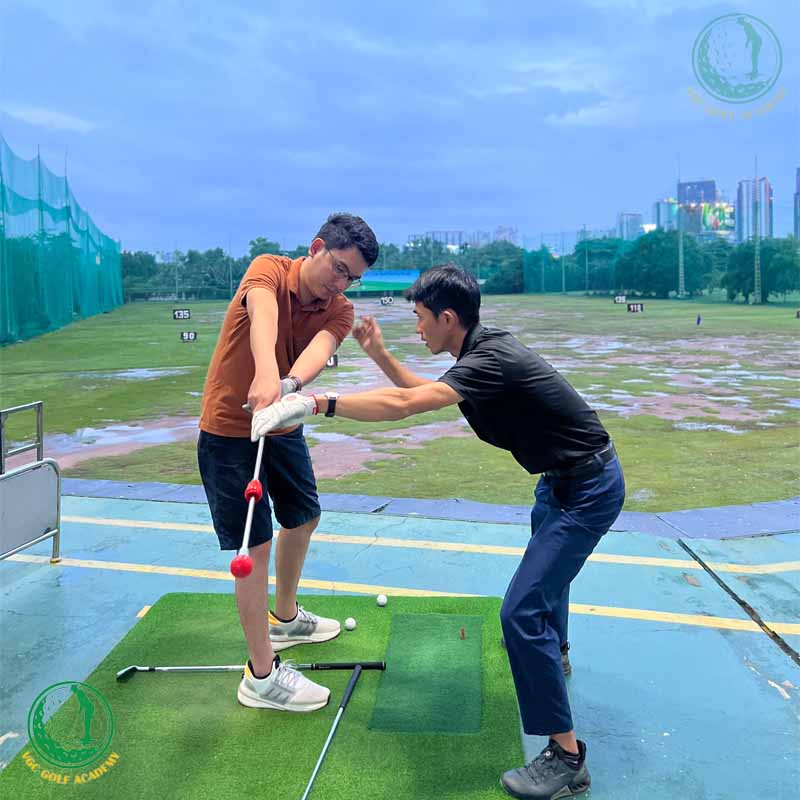 Vai trò quan trọng của huấn luyện viên hướng dẫn tập golf